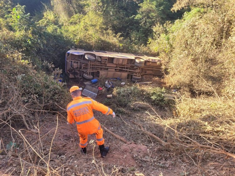 Homem morre e outras pessoas ficam gravemente feridas após ônibus cair em ribanceira em MG