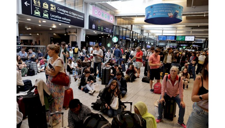 Olimpíada de Paris começa com caos em trens e aeroporto após ataque e suspeita de bomba