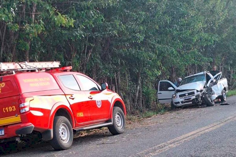 Veículo capota na MG-126 e motorista fica preso às ferragens