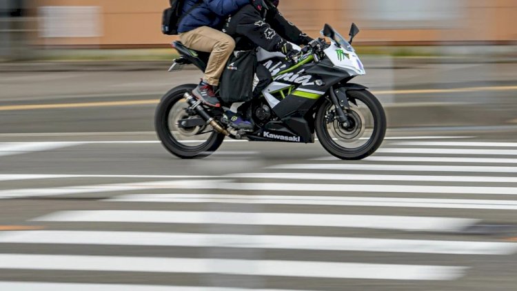 Motociclista se vira para conversar com o filho e morre em acidente em MG; entenda