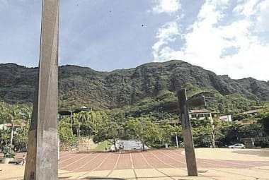 Incêndio atinge mata perto da Praça do Papa, em BH, com risco à Serra do Curral