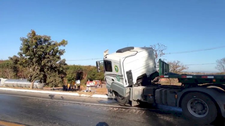 Batida entre carreta e caminhão na BR-135 em Bocaiuva (MG) mata motorista