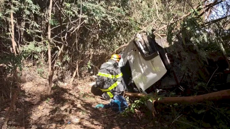 Cabine de caminhão é arrancada durante batida e motorista morre preso às ferragens na BR-135