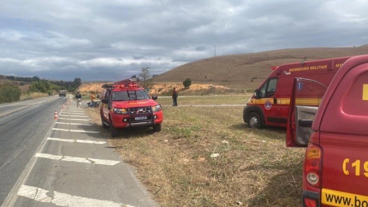 Bombeiro morre e namorada fica ferida após bater moto em guincho em MG