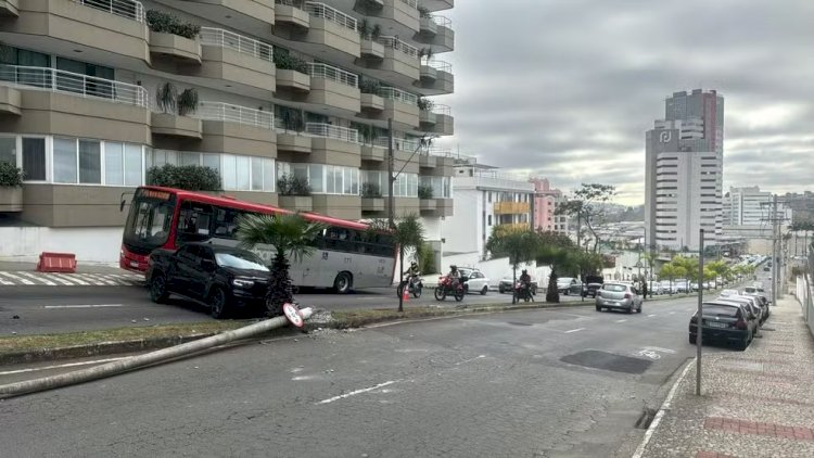 Carro bate em poste na Avenida Itamar Franco, em Juiz de Fora