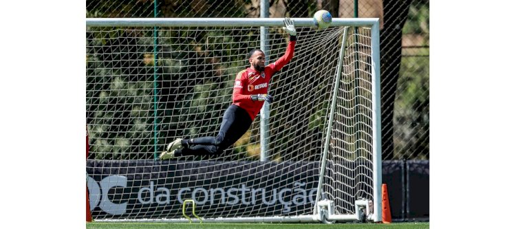 Everson treina normalmente com o grupo atleticano e vira opção para o técnico Gabriel Milito