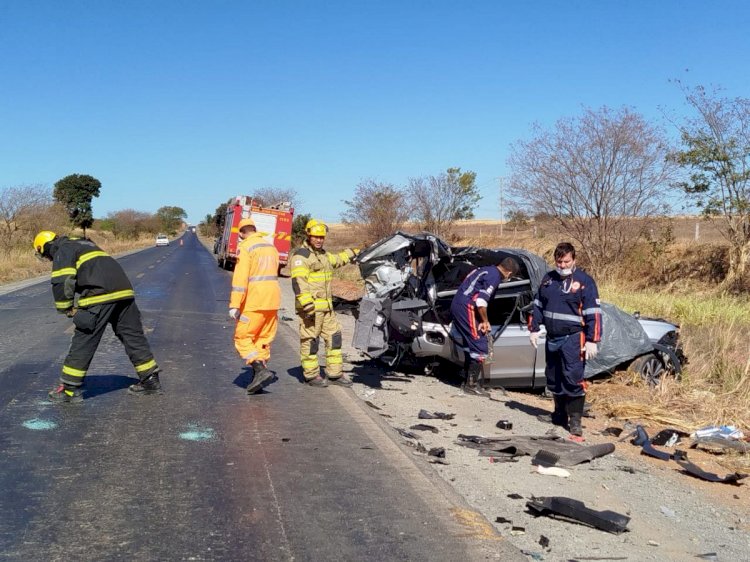 Acidente entre carro e caminhão deixa dois mortos no Norte Minas