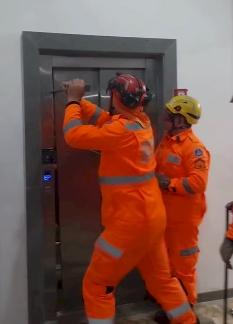 VÍDEO: Pessoas ficam presas em elevador e são resgatadas no Centro de Juiz de Fora