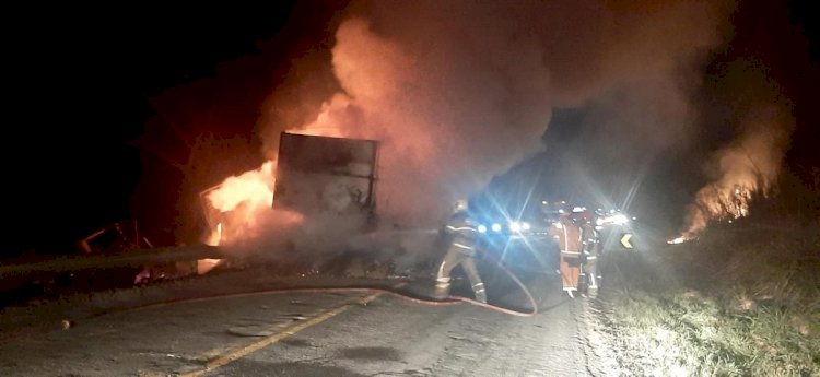 Caminhões batem de frente após pneu estourar e um deles pega fogo na BR-267