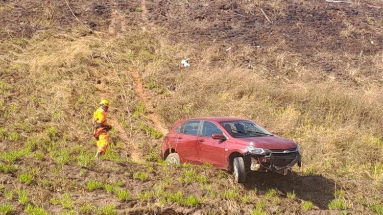 Homem bate em namorada e se joga com carro em morro após noite de uísque e maconha