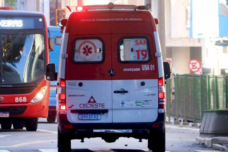 Motocicleta ocupada por homem e criança atropela pedestre no Centro