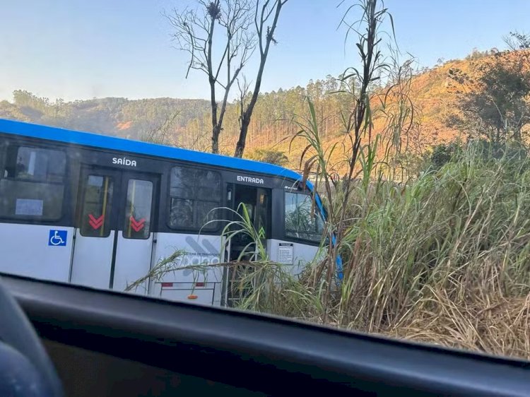 Ônibus urbano fica preso em cerca após motorista tentar desviar de cavalo em Juiz de Fora