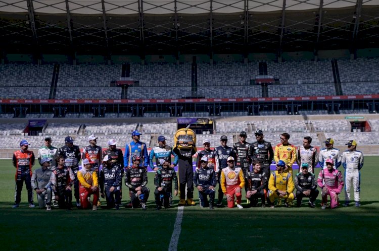 Stock Car Champions League? Pilotos vivem momentos de jogador de futebol para foto oficial