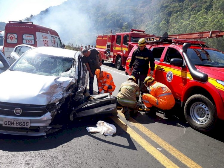 Casal em moto morre após bater em carro na BR-262, em MG; acidente causou incêndio