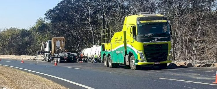 Trecho da BR-050 é interditado para retirada de carretas-tanque que pegaram fogo em Araguari