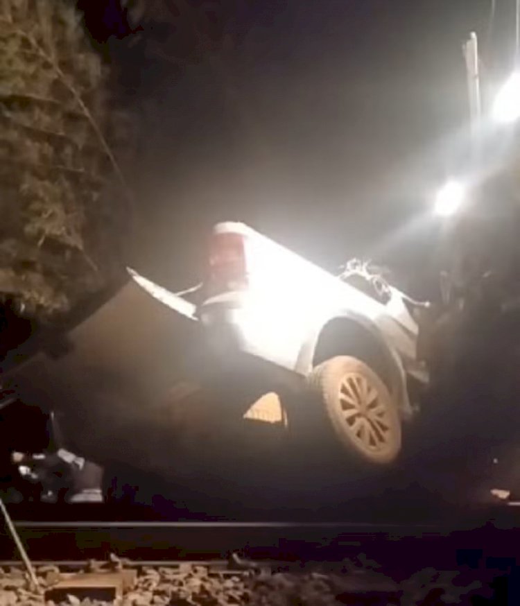 VÍDEO: caminhonete é atingida por trem em Ewbank da Câmara; acidente é o segundo em menos de 15 dias