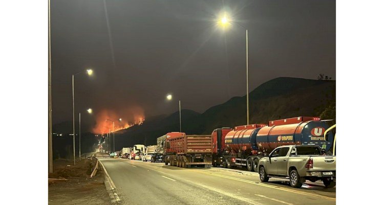 Serra da Moeda, em MG, entra no segundo dia de incêndio, e fogo ameaça atingir casas