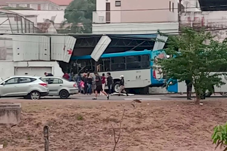 VIDEO: Ônibus com cerca de 50 passageiros bate em muro na Avenida Brasil