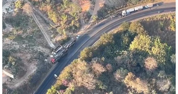 Carreta bitrem tomba na BR-381 e interdita totalmente a via em Santa Luzia