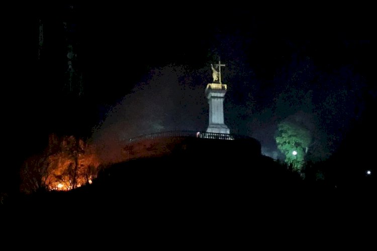 VÍDEO: incêndio atinge mata próxima ao mirante do Morro do Cristo