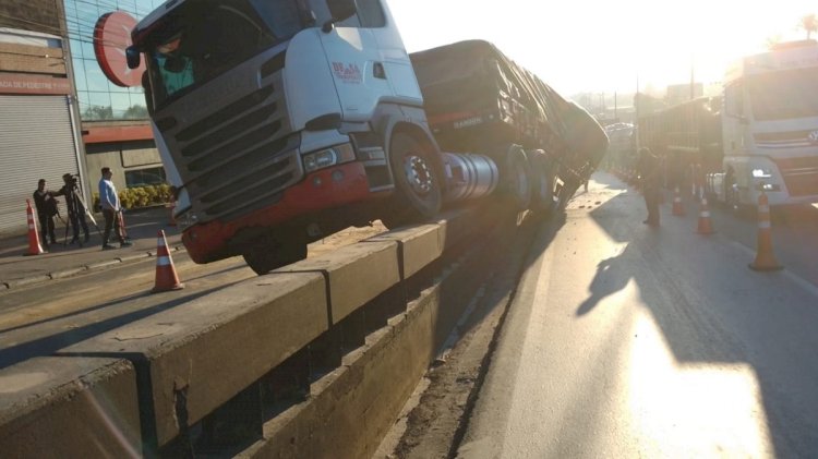 Motorista dorme no volante e empaca carreta com cimento na Cardeal Eugênio Pacelli