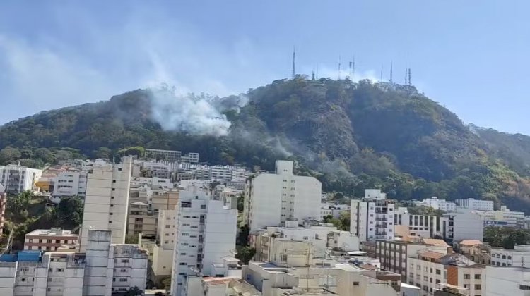 Para combate a incêndio, agentes de trânsito impedem acesso ao Morro do Cristo, em Juiz de Fora