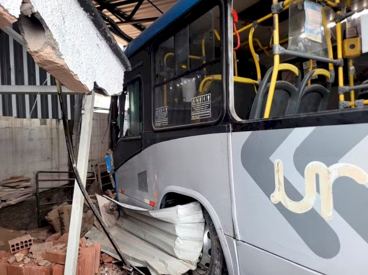 Passageiros de ônibus urbano que bateu em muro recebem alta em Juiz de Fora