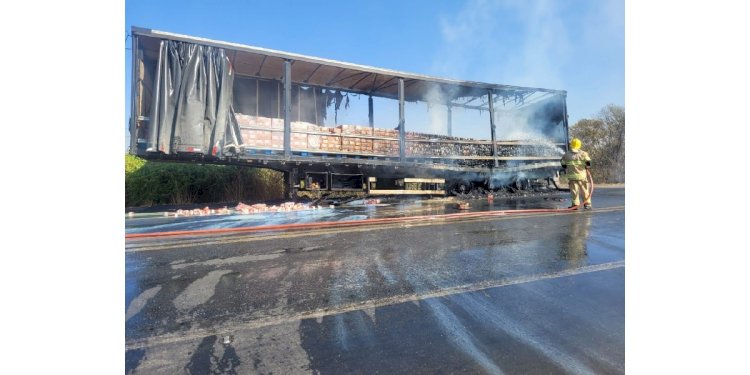 Carreta lotada de leite condensado pega fogo em Minas