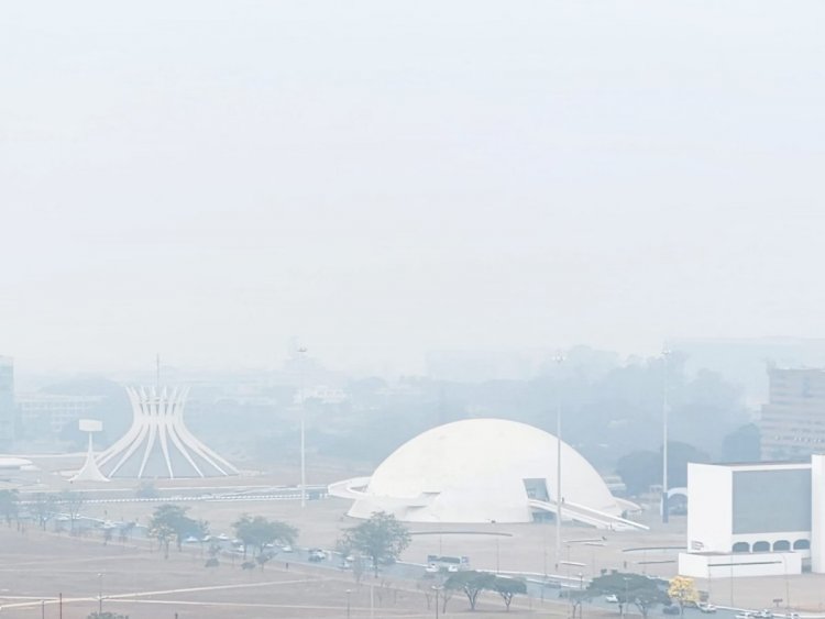 Fumaça de incêndios encobre Brasília pelo segundo dia consecutivo; veja fotos