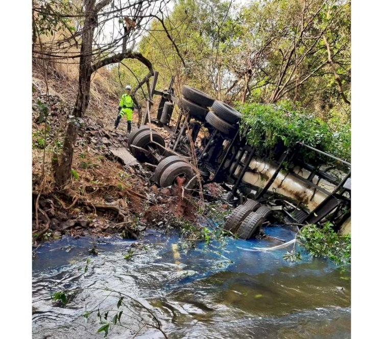 Caminhoneiro morre após carreta cair de ponte de 10 m de altura no interior do Estado