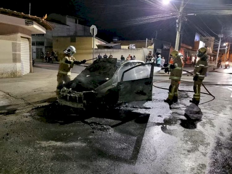 Casal e bebê saem ilesos de incêndio que destruiu carro em Montes Claros