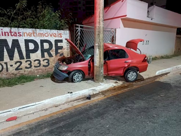 Motorista morre após bater em poste de iluminação pública em Montes Claros