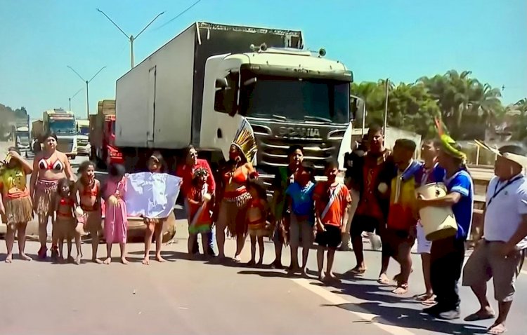 Indígenas fecham Fernão Dias para cobrar água e assistência a crianças; congestionamento é de 17 km