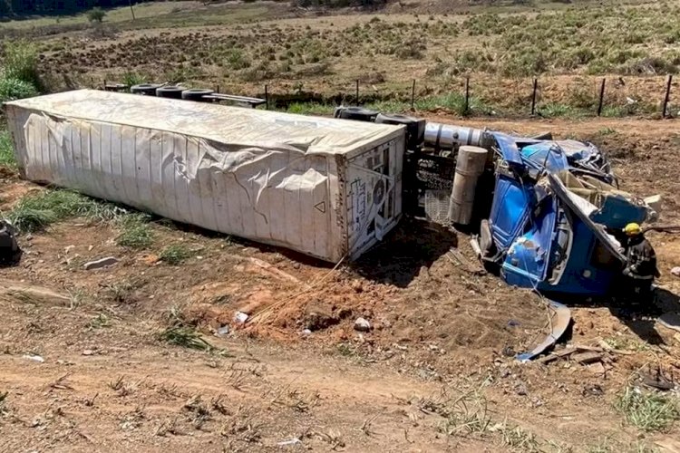 Um morre e três ficam feridos após carro e carreta caírem em ribanceira na BR-116