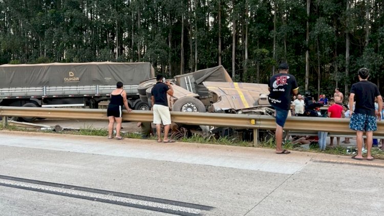 Acidente entre carretas trava trânsito na BR-381, em Minas