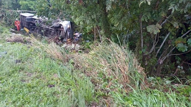 Acidente com ônibus deixa quatro mortos e 23 feridos em rodovia na Bahia