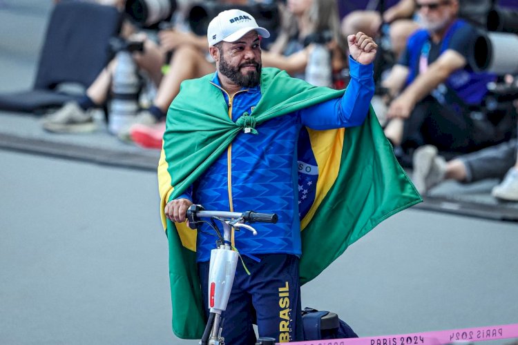 Paralímpiadas: mineiro Claudiney Batista conquista a medalha de ouro no lançamento de disco