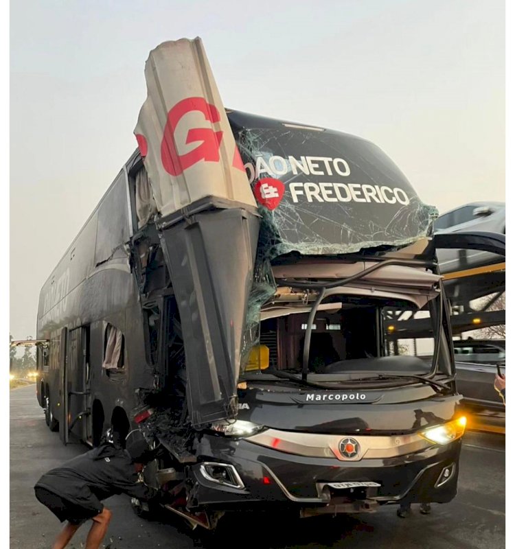 Ônibus da dupla sertaneja João Neto e Frederico bate em carreta e deixa feridos na BR-040, em MG