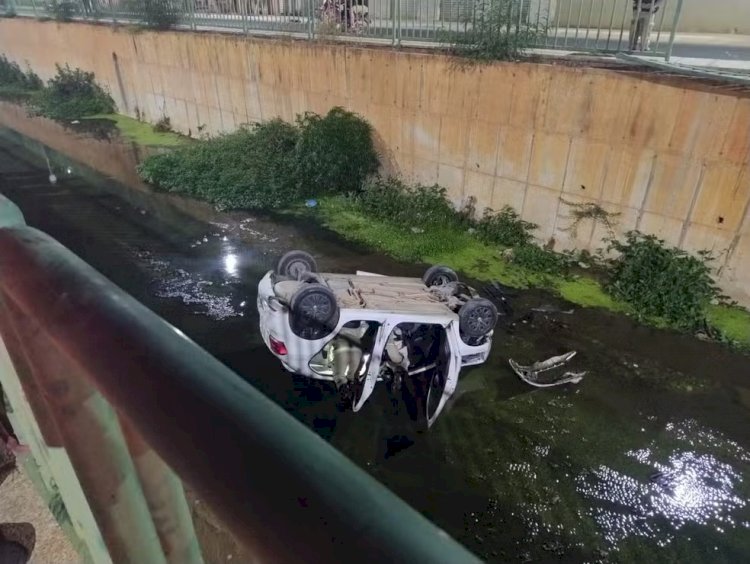 Carro capota em avenida e cai dentro de córrego em Montes Claros