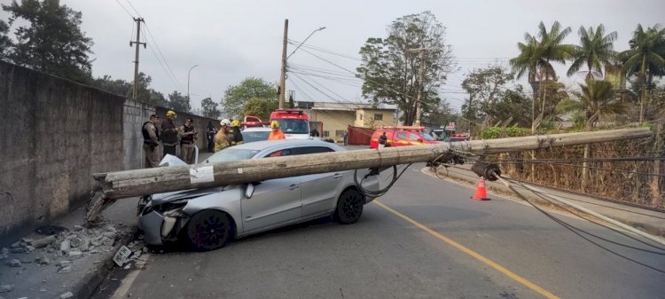 Motorista bate carro e morre após derrubar poste em Minas