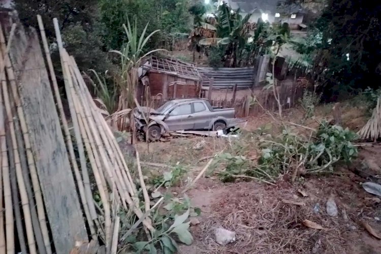 Após batida, carro invade quintal de casa no Bairro Floresta