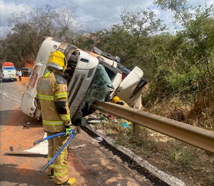 Motorista morre após caminhão tombar na BR-251 em Salinas