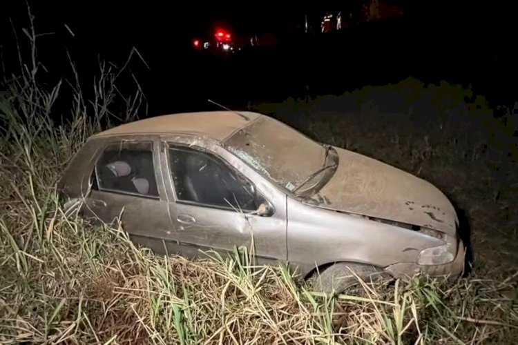 Carro com criança capota após motorista desviar para não bater em veículo que vinha na contramão em distrito de Muriaé