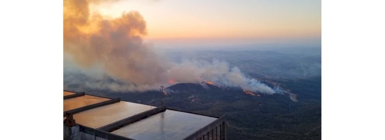 Vídeo: fogo destrói vegetação e ameaça condomínio no entorno da Serra da Piedade, na Grande BH