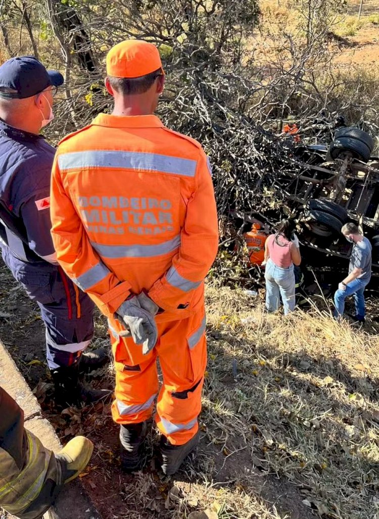 Homem morre após caminhão capotar e cair em barranco em Três Marias