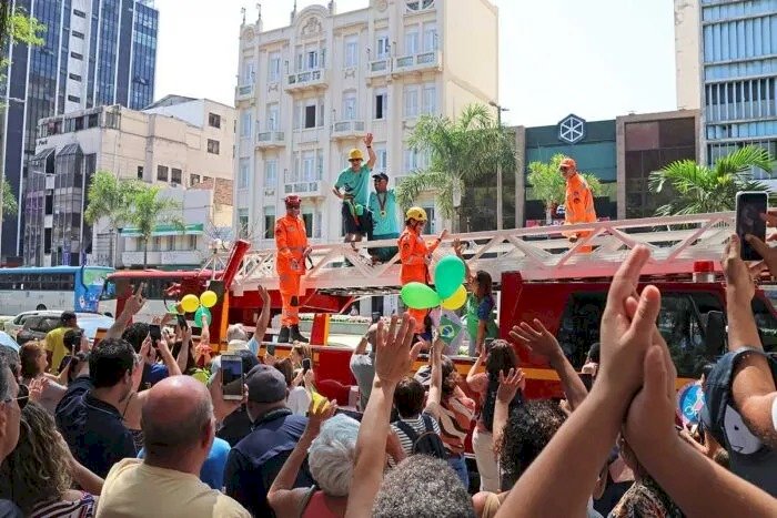 Gabrielzinho desfila por JF em carro aberto do Corpo de Bombeiros