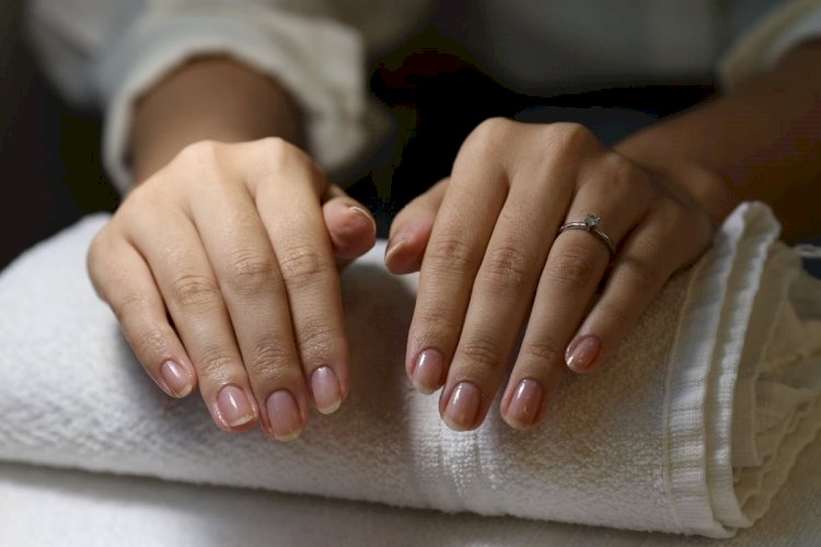 'Naked Nails' vão substituir as unhas de gel? Entenda a tendência que está conquistando as famosas