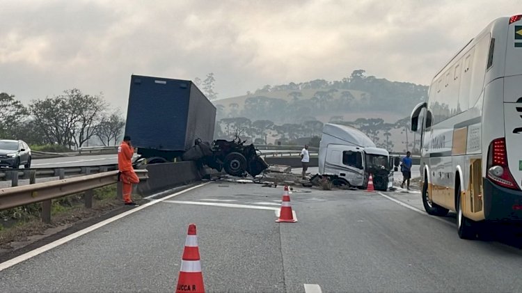 Acidente com carreta causa congestionamento na BR-040, em Minas