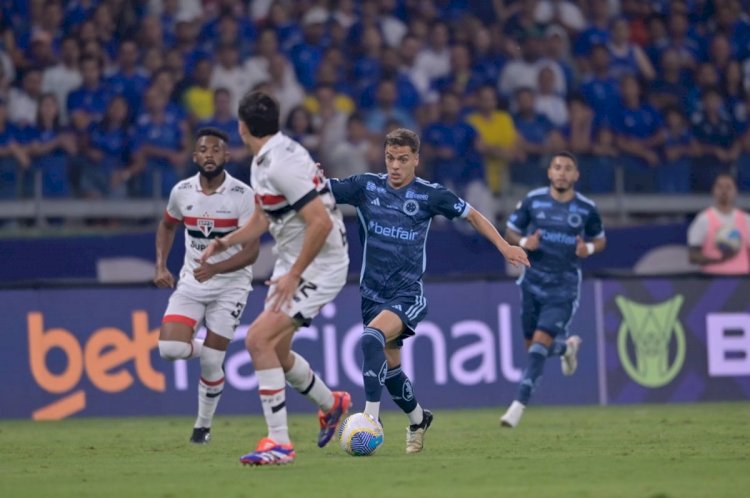 Titular contra o São Paulo, Vitinho se lesiona e vira preocupação no Cruzeiro