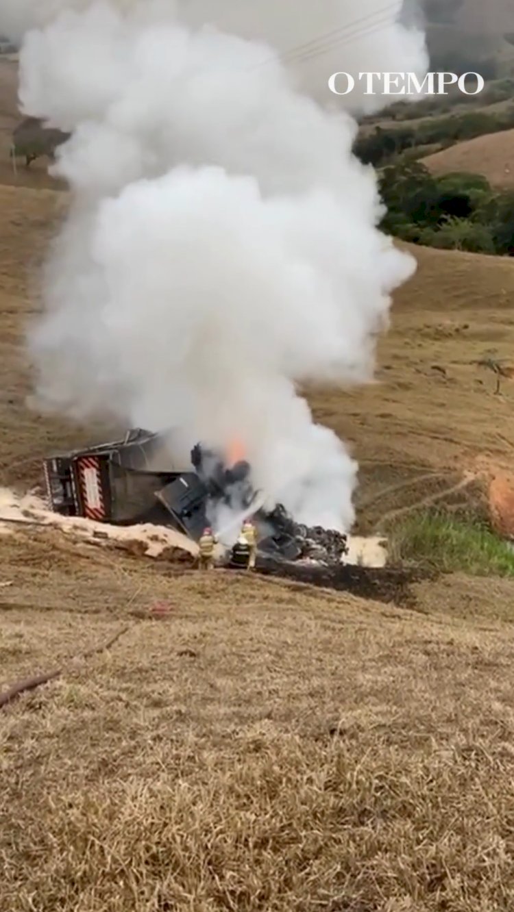 Carreta capota e pega fogo em Minas; condutor pulou do veículo